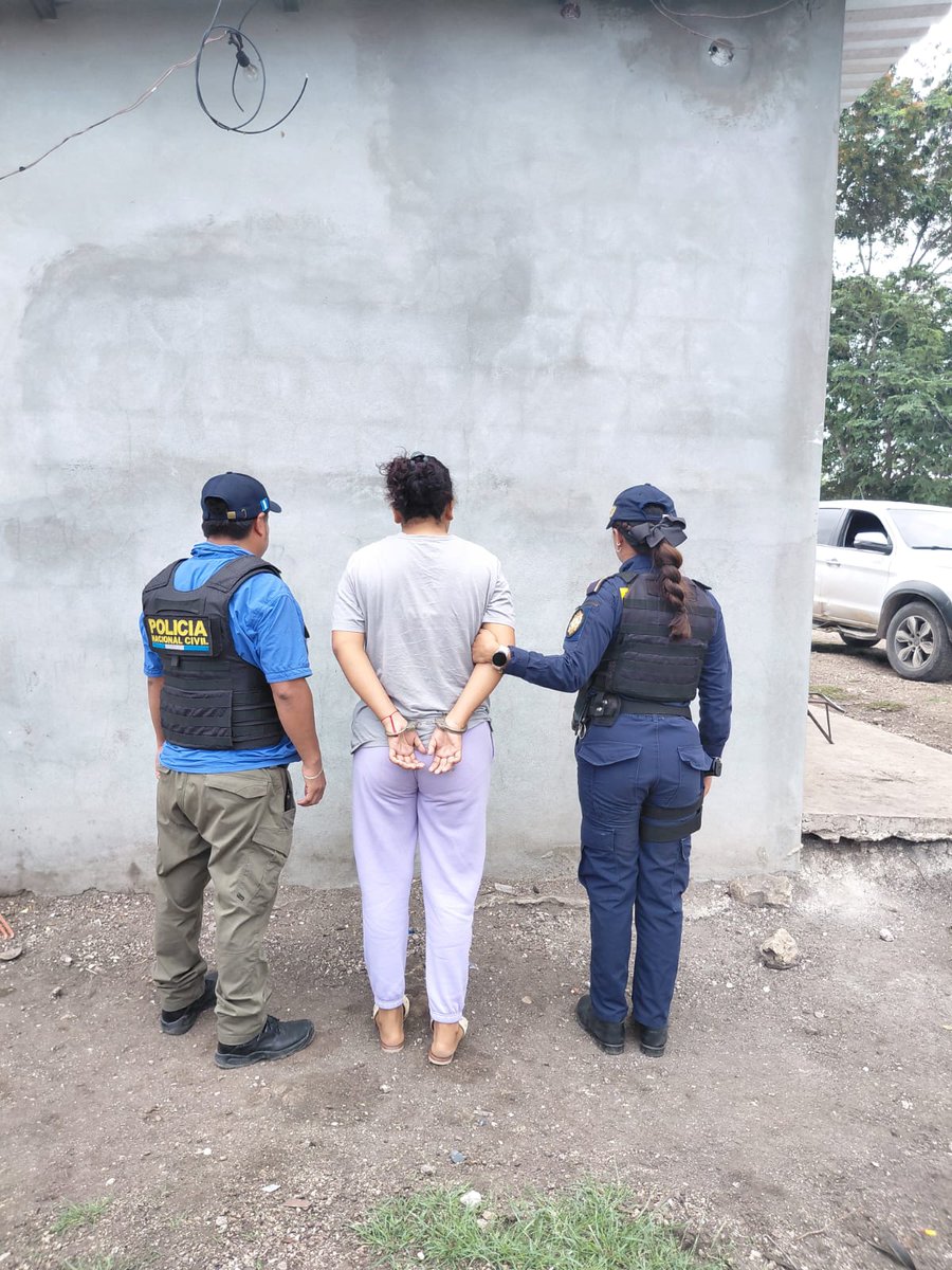 MPguatemala's tweet photo. El Ministerio Público, en coordinación con la Policía Nacional Civil, realizó diligencias de allanamiento, inspección, registro y secuestro de evidencia en dos inmuebles ubicados en el municipio de San Andrés, Petén, en seguimiento a investigaciones por los delitos de asesinato y asociación ilícita.

Como resultado de las diligencias realizadas en el caserío Ixhuaxut, se ejecutó una orden de aprehensión vigente contra Katerin M. por el delito de asociación ilícita.

En otro caso, en el municipio de Las Cruces, Petén, se realizaron siete diligencias de allanamiento, inspección, registro y secuestro de evidencia, en seguimiento a una investigación por el delito de asesinato.

Durante los operativos se efectuó la aprehensión de Oscar H. por los delitos de lavado de dinero u otros activos y tenencia ilegal de armas de fuego. Además, se incautaron cuatro armas de fuego, teléfonos celulares y Q53 mil en efectivo, indicios que contribuirán al fortalecimiento de la investigación.