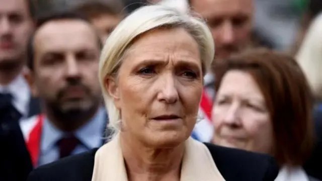 MarkDeReborn11's tweet photo. Marine Le Pen, la candidata conservadora se dispara en las preferencias para ser la próxima Presidente de Francia en 2027. Promete DEPORTACIONES MASIVAS y PROHIBICIÓN DEL ISLAM. Ya le llaman la Trump francesa. 🇫🇷 https://t.co/o98k4uvFx2