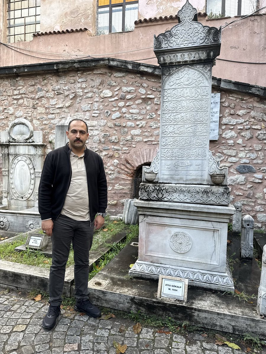bahadrgkmn's tweet photo. “Vatan ne Türkiye’dir Türklere, ne Türkistan;
Vatan, büyük ve müebbet bir ülkedir; Turan.”

Büyük Türk milliyetçisi, fikir ve dava adamı Ziya Gökalp’in kabrini ziyaret ederek aziz hatırasını dualarla yâd ettim. 🇹🇷 https://t.co/35bqxAKgch