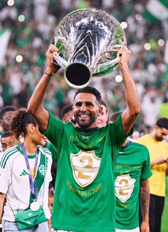 Has75i's tweet photo. @Mahrez22 @ALAHLI_FC شكرا فخر العرب 😢💚 https://t.co/sYk9Q5WUwX