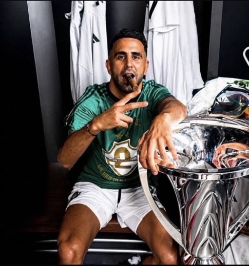 Has75i's tweet photo. @Mahrez22 @ALAHLI_FC شكرا فخر العرب 😢💚 https://t.co/sYk9Q5WUwX