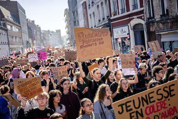 MorenoG_Agustin's tweet photo. Francia arde. Las movilizaciones estudiantiles exigiendo más inversión en educación pública y menos gasto militar, cierran y ocupan los liceos y llenan las calles. Macron reprime con brutalidad: hay 5.000 detenidos, el doble que en Mayo del 68. Y cerrarán universidades. Atención! https://t.co/zA8vkhw7pb