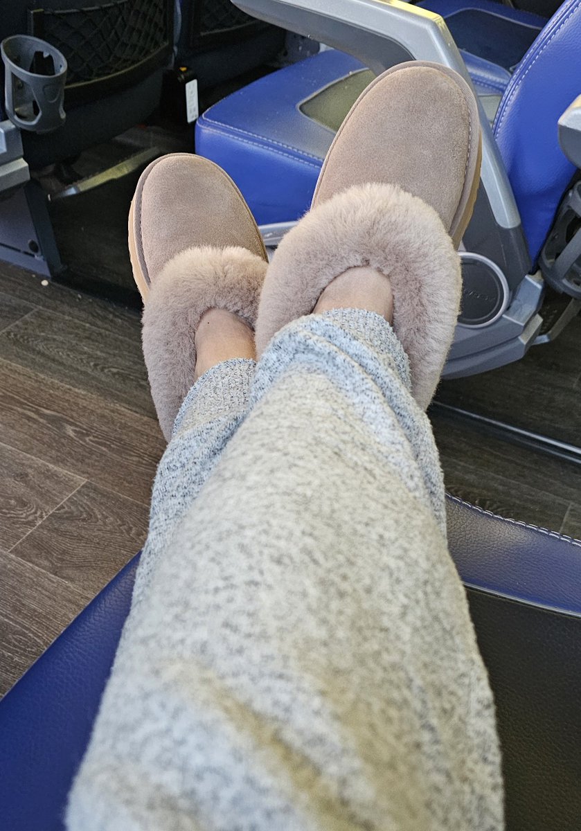 BossDaddyAkira's tweet photo. Uggs on the road. 🚌 

See you soon, Pittsburgh! https://t.co/L9OGxSEoUU