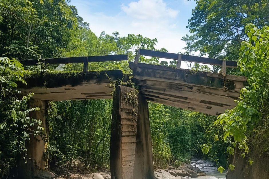 Puente de acceso en La Tinta queda intransitable por daños causados por lluvias