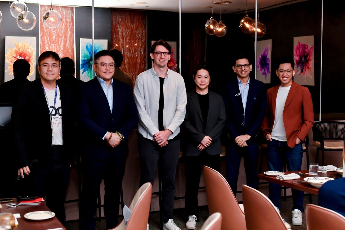 MasterNode0x's tweet photo. 🇸🇬 Singapore is where the builders meet.
Great energy around @XDCNetwork at #TOKEN2049 , connecting blockchain, AI and real-world finance. ⚡🌏
#Token2049 #XDC #XDCNetwork #XDCAI #RWA #TradeFi https://t.co/SnwWTHaBmD