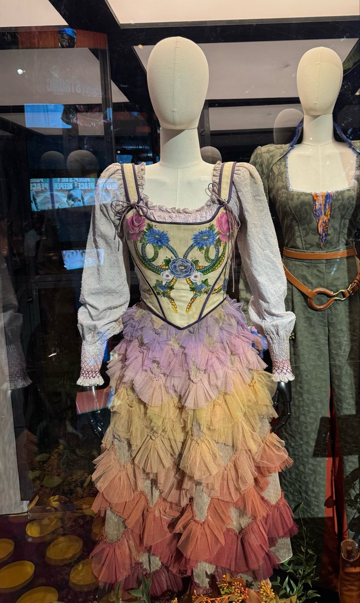 PopBase's tweet photo. Rachel Zegler’s costume from ‘THE HUNGER GAMES: THE BALLAD OF SONGBIRDS &amp; SNAKES’ is on display at the Musée Rodin in Paris. https://t.co/IHzS7xM9zO