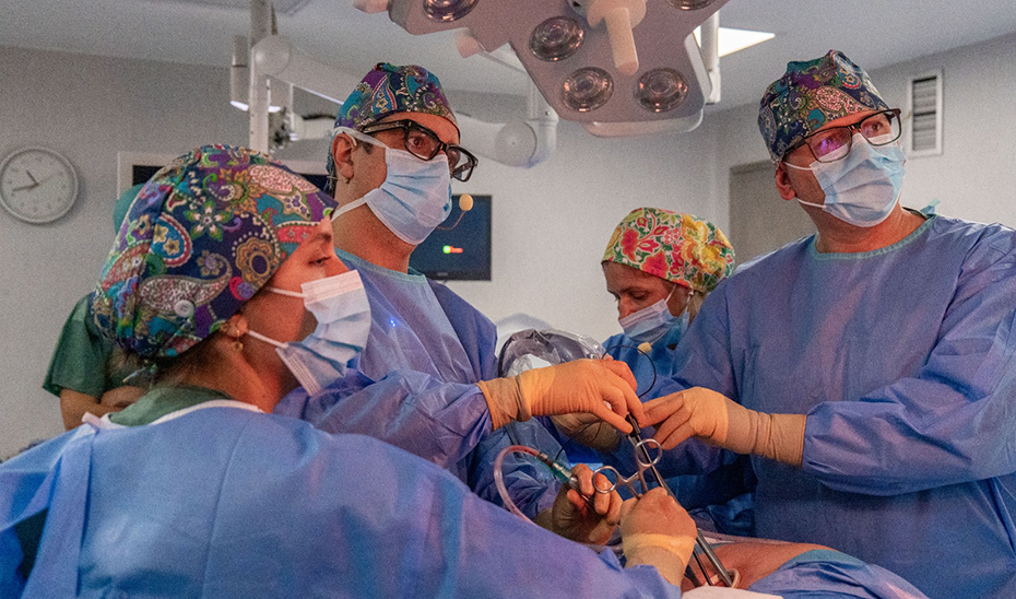AndaluciaJunta's tweet photo. 🏥 El @HospitalJaen acoge tres cirugías torácicas de alta complejidad.

🩺👤 El reconocido especialista internacional Diego González Rivas participará, junto al equipo torácico del centro en estas intervenciones.

🖇️ https://t.co/HeQB2k2dbw https://t.co/Ca8KysYf68