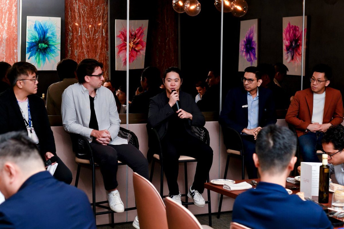 MasterNode0x's tweet photo. 🇸🇬 Singapore is where the builders meet.
Great energy around @XDCNetwork at #TOKEN2049 , connecting blockchain, AI and real-world finance. ⚡🌏
#Token2049 #XDC #XDCNetwork #XDCAI #RWA #TradeFi https://t.co/SnwWTHaBmD