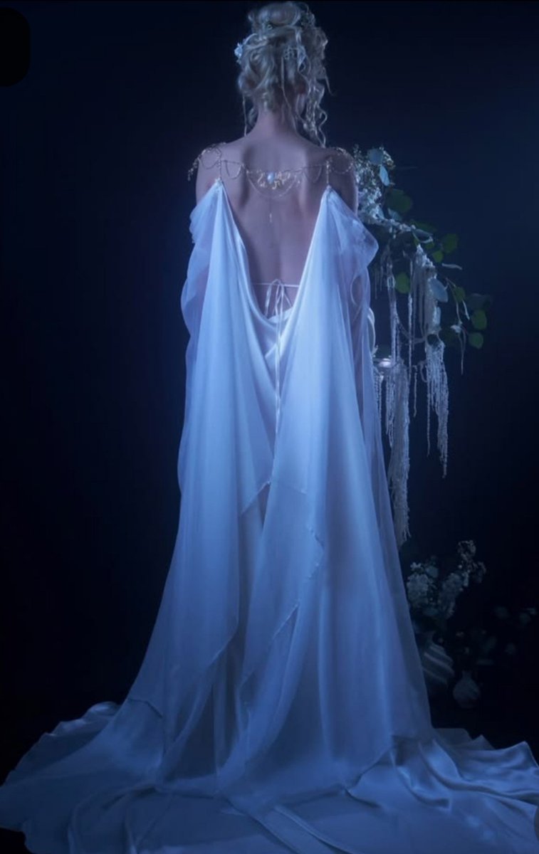 sstuhia's tweet photo. Daenerys Stormborn the queen across the waters https://t.co/7QEHtuUhEK