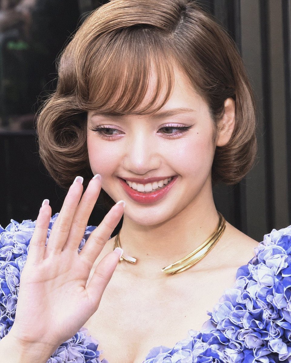 _hiimzz's tweet photo. リサ本当に華やか😭😭かわいい😭😭すき😭😭😭😭 https://t.co/JavKcsftUz
