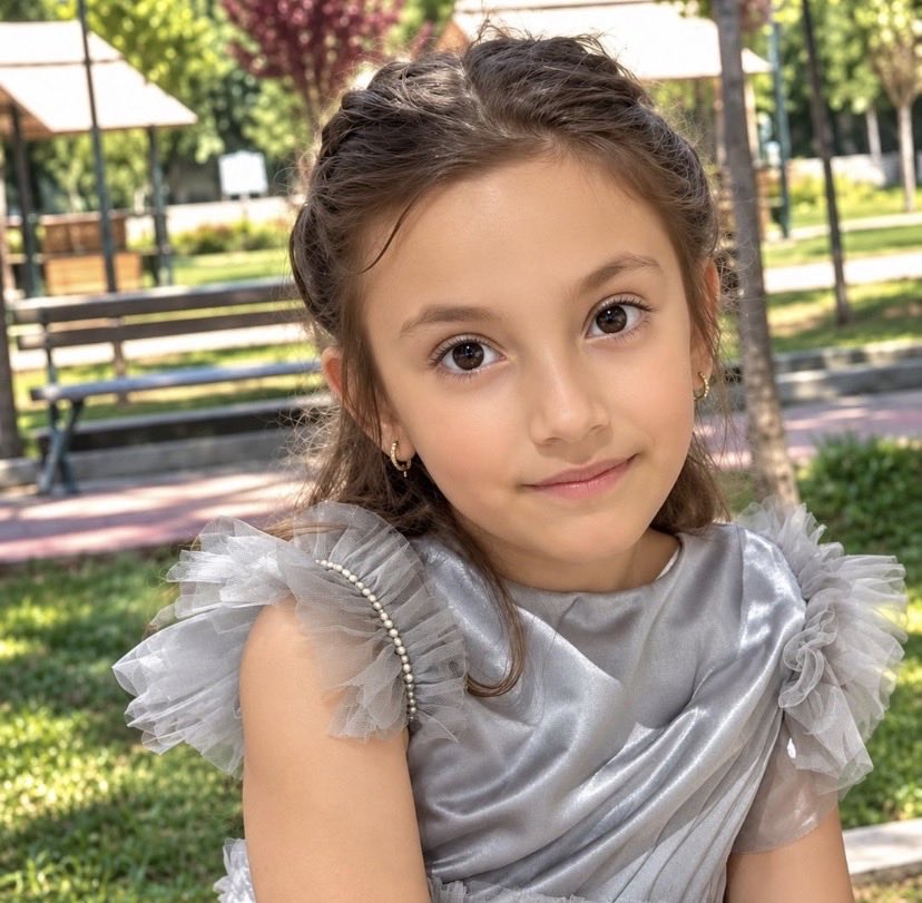 __ahm3t_'s tweet photo. Fotoğrafta ki kardeşimiz; 
Bugün Başakşehir’deki okul saldırısında vefat eden 10 yaşındaki Eslem Sare Bulut..

Herhangi bir yoldan geçtiğimizde “Maşallah, ne kadar tatlı bir çocuk” dediğimiz çocukları katlediyorlar. 

Kahrolsun böyle düzen! 
Kahrolsun sizi yetiştiren Aileler! https://t.co/VFOZ2o6nW8