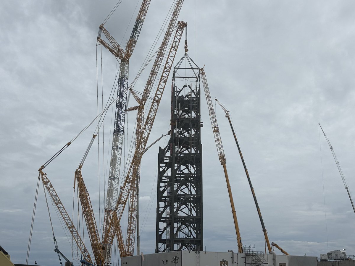 davill's tweet photo. LC-36's skyline keeps rising, one module at a time. Module 5 is now placed with four more to go. [edit: original image] https://t.co/EpKo8Ybpwh