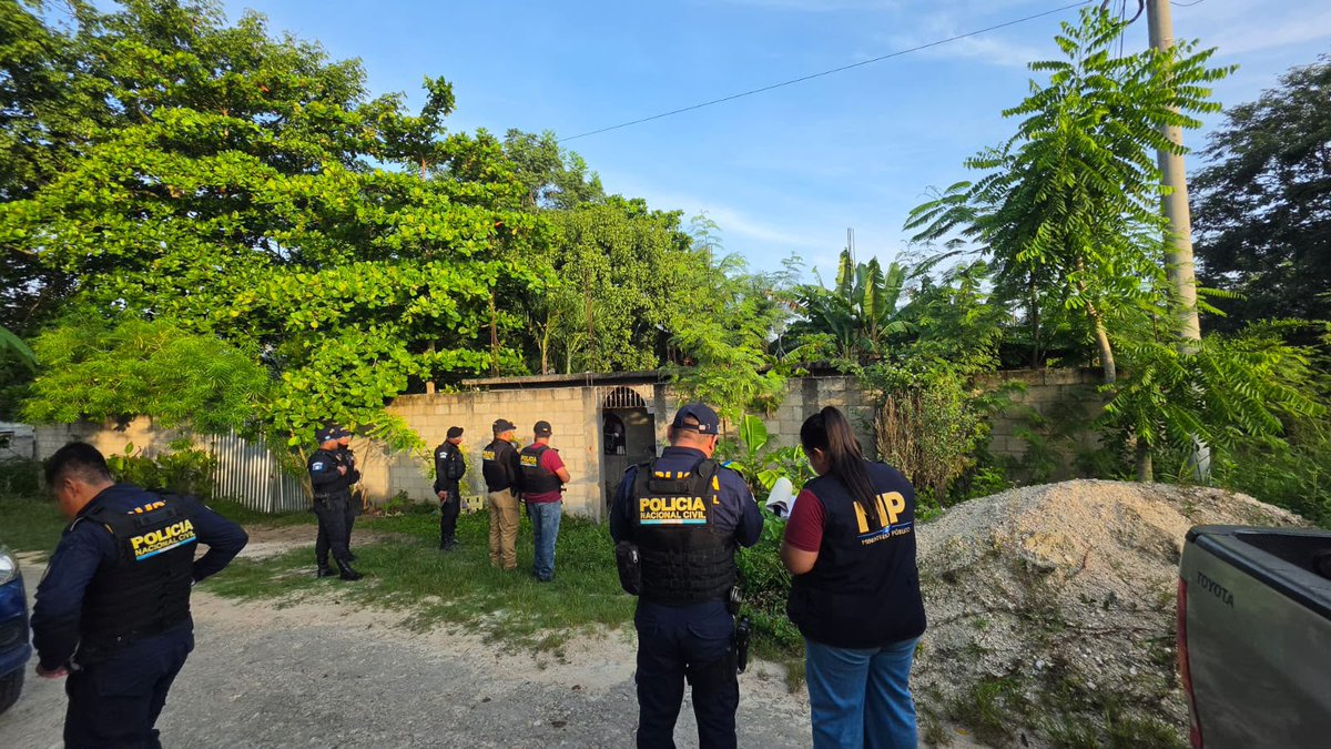 MPguatemala's tweet photo. El Ministerio Público, en coordinación con la Policía Nacional Civil, realizó diligencias de allanamiento, inspección, registro y secuestro de evidencia en dos inmuebles ubicados en el municipio de San Andrés, Petén, en seguimiento a investigaciones por los delitos de asesinato y asociación ilícita.

Como resultado de las diligencias realizadas en el caserío Ixhuaxut, se ejecutó una orden de aprehensión vigente contra Katerin M. por el delito de asociación ilícita.

En otro caso, en el municipio de Las Cruces, Petén, se realizaron siete diligencias de allanamiento, inspección, registro y secuestro de evidencia, en seguimiento a una investigación por el delito de asesinato.

Durante los operativos se efectuó la aprehensión de Oscar H. por los delitos de lavado de dinero u otros activos y tenencia ilegal de armas de fuego. Además, se incautaron cuatro armas de fuego, teléfonos celulares y Q53 mil en efectivo, indicios que contribuirán al fortalecimiento de la investigación.