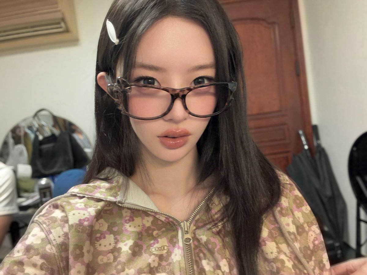minjupicts's tweet photo. i love hot nerds 

#MINJU #민주 #ILLIT #아일릿 https://t.co/HBP80UF7Uv
