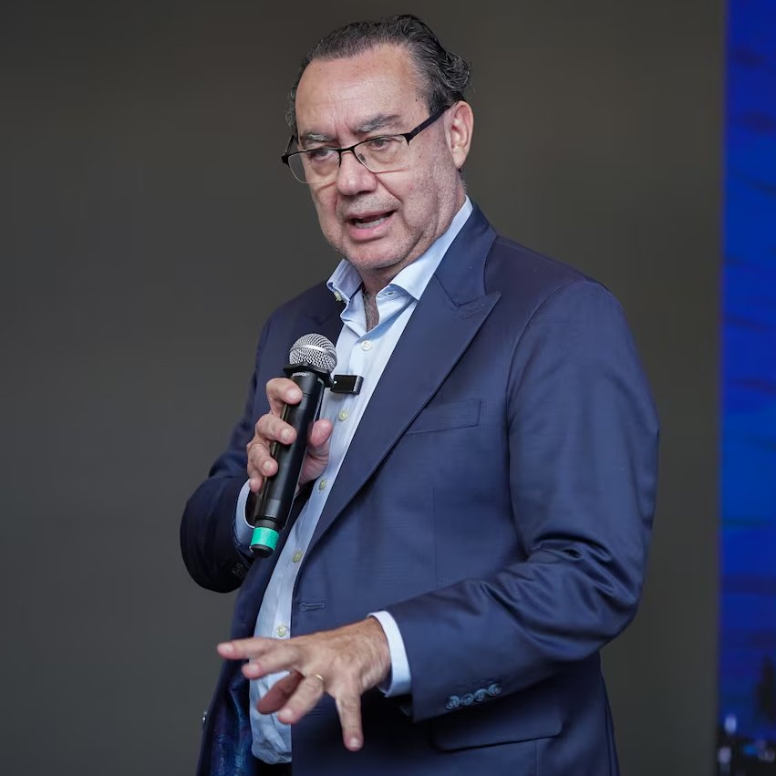 republiqueBRA's tweet photo. 🌎 🛫 Pressionado a declarar apoio no 2º turno, Augusto Cury viaja para a Europa; segundo interlocutores, a viagem já estava prevista antes do 1º turno das eleições. https://t.co/RypBGj8DWG