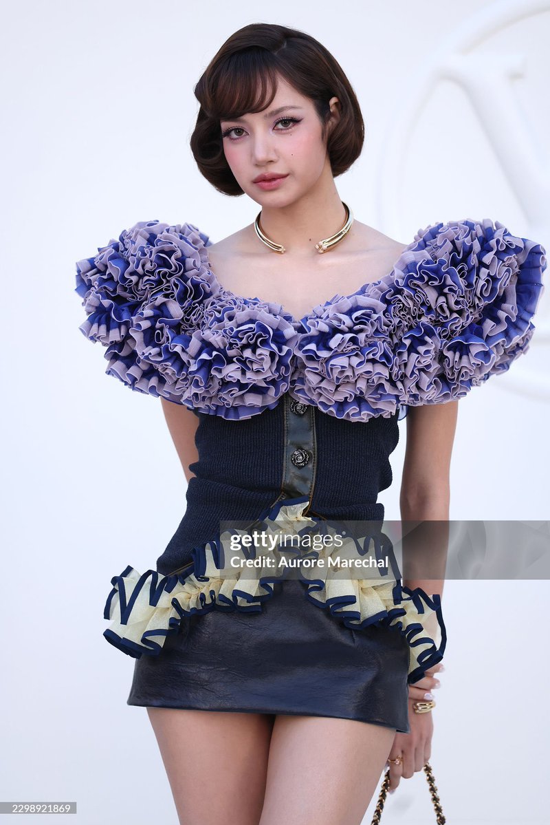 lalaluvlalisa's tweet photo. FACE CARD 💜

LISA LOUIS VUITTON SS27 
#LISAxLVSS27 #LISAxLouisVuitton https://t.co/eV3vijHnRK