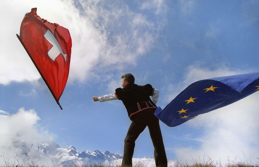 myswiss's tweet photo. Wenn Brüssel dem Schweizer 🇨🇭Parlament den Spielraum erklärt, 
wird es ernst.

Der Ständerat beschliesst Verschärfungen bei der Personenfreizügigkeit: 
EU-Bürger sollen beim Zuzug einen Strafregisterauszug vorlegen, und beim Daueraufenthaltsrecht sollen strengere Bedingungen gelten – unter anderem bei Arbeitslosigkeit und Sozialhilfebezug. (Bundesversammlung)

Und was passiert?

Noch bevor das gesamte Paket vom Parlament behandelt und dem Volk vorgelegt wurde, meldet sich der EU-Botschafter zu Wort und stellt solche Beschlüsse als unvereinbar mit dem ausgehandelten Vertragspaket dar.

Genau hier liegt der entscheidende Punkt:

Wer bestimmt künftig die Grenzen des Schweizer Gesetzgebers?

Das Schweizer Parlament? 
Das Schweizer Volk? 
Oder am Ende Brüssel?

Heute ist es ein Botschafter, der den politischen Spielraum kommentiert. Morgen wird es ein Vertrag sein, der diesen Spielraum rechtlich begrenzt.

Das ist keine Nebensache. 
Das ist die zentrale Frage hinter den Bilateralen III:

Wie viel politische und rechtliche Selbstbestimmung bleibt der Schweiz, wenn sie sich vertraglich immer stärker an EU-Regeln bindet?

Darüber muss die Schweiz diskutieren – offen, ehrlich und ohne Nebelkerzen.