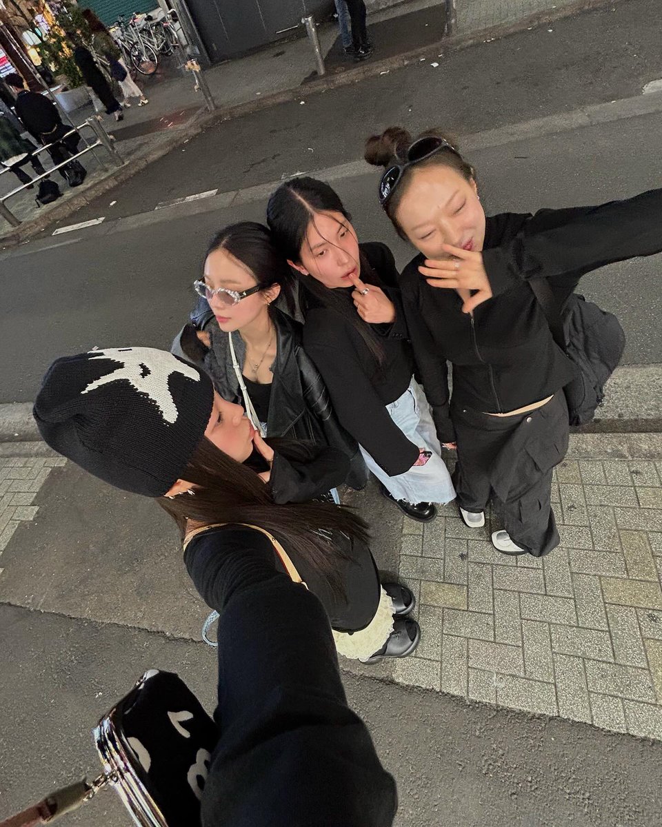 zainicolauti's tweet photo. Wassup 🌍 Just dropping by to say: your smile can brighten someone’s day—wear it proudly. ✨
hTXqcC https://t.co/j385wYIDlh