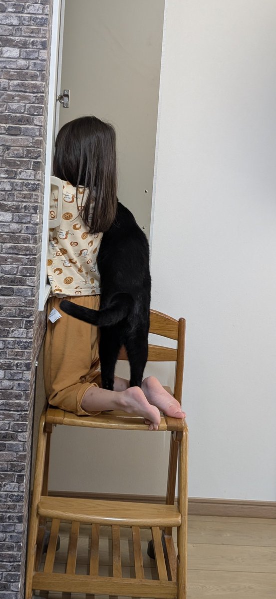 konekowohirotta's tweet photo. 3093日目。
棚の中（通称“猫棚”）にある黒猫のごはんを5歳児がヨイショヨイショと出しているのを、待ちきれなくて特大のゴロゴロを鳴らしながらずっと5歳児のまわりをウロウロ＆スリスリする黒猫。「ちたら（＝ティチャラ＝黒猫）はくいしんぼうね」等と言われﾆｬｰだかｱｰだか返事してた https://t.co/dWGC8jczcx