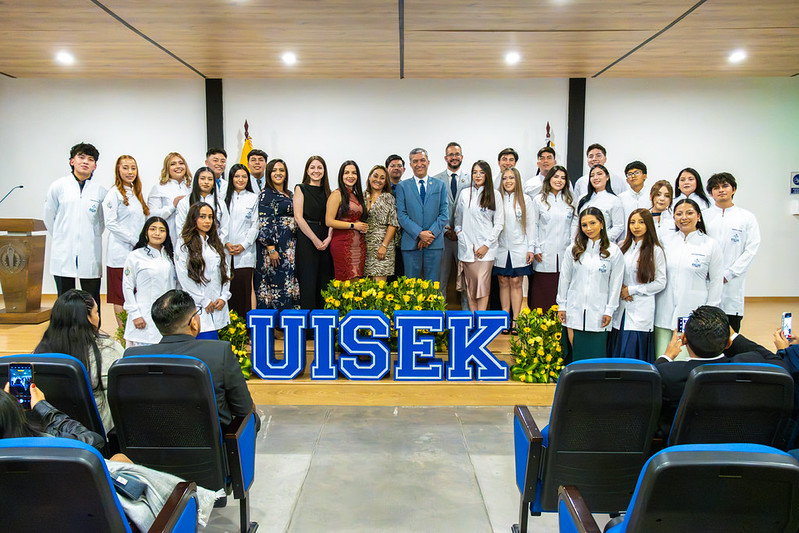 UISEK's tweet photo. Nuestros estudiantes de #Odontología y #Fisioterapia vivieron la imposición de mandiles, marcando el inicio de sus prácticas con pacientes en la clínica #UISEK.

Un momento para asumir nuevos retos desde la empatía y vocación de servicio. https://t.co/9zniDRnLmr