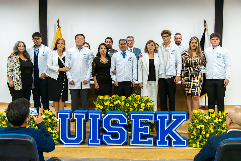 UISEK's tweet photo. Nuestros estudiantes de #Odontología y #Fisioterapia vivieron la imposición de mandiles, marcando el inicio de sus prácticas con pacientes en la clínica #UISEK.

Un momento para asumir nuevos retos desde la empatía y vocación de servicio. https://t.co/9zniDRnLmr