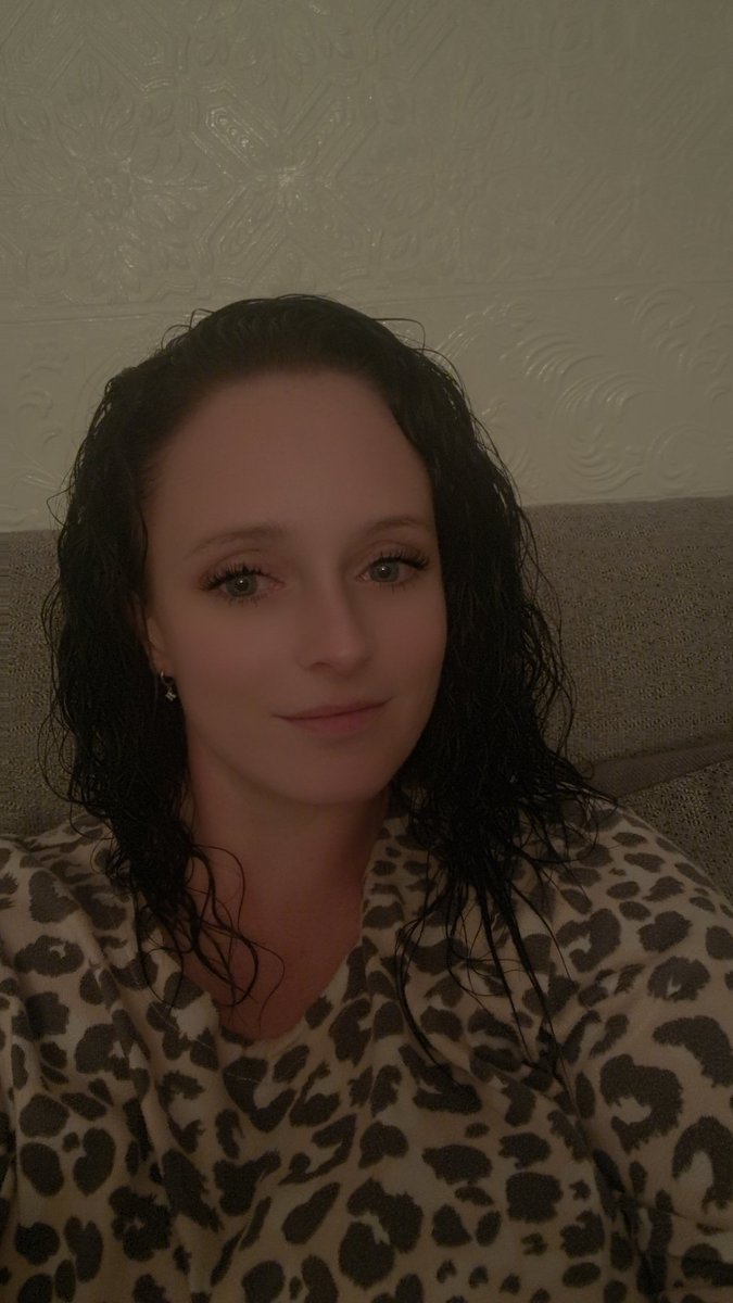 kimmufc637's tweet photo. Kids in bed 🙌

Shower and pj's on 🥰 
Waiting for a friend to come around and have a good catch up 😍 https://t.co/DPiwld4Vav