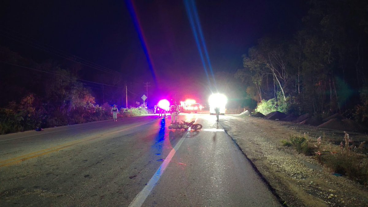 fatimavazquezdg's tweet photo. 🚩#Cancun | Accidente mortal en el libramiento Mérida-Cancún
Una mujer perdió la vida y un hombre resultó gravemente lesionado luego de que la motocicleta en la que viajaban derrapara y terminara fuera de control la noche de este lunes, en el libramiento de la autopista Mérida-Cancún, a la altura del puente del Tren Maya, cerca del aeropuerto.
El accidente ocurrió alrededor de las 10:00 de la noche. De manera preliminar, se informó que el motociclista habría perdido el control, aparentemente por exceso de velocidad, provocando que ambos ocupantes salieran proyectados contra el pavimento.