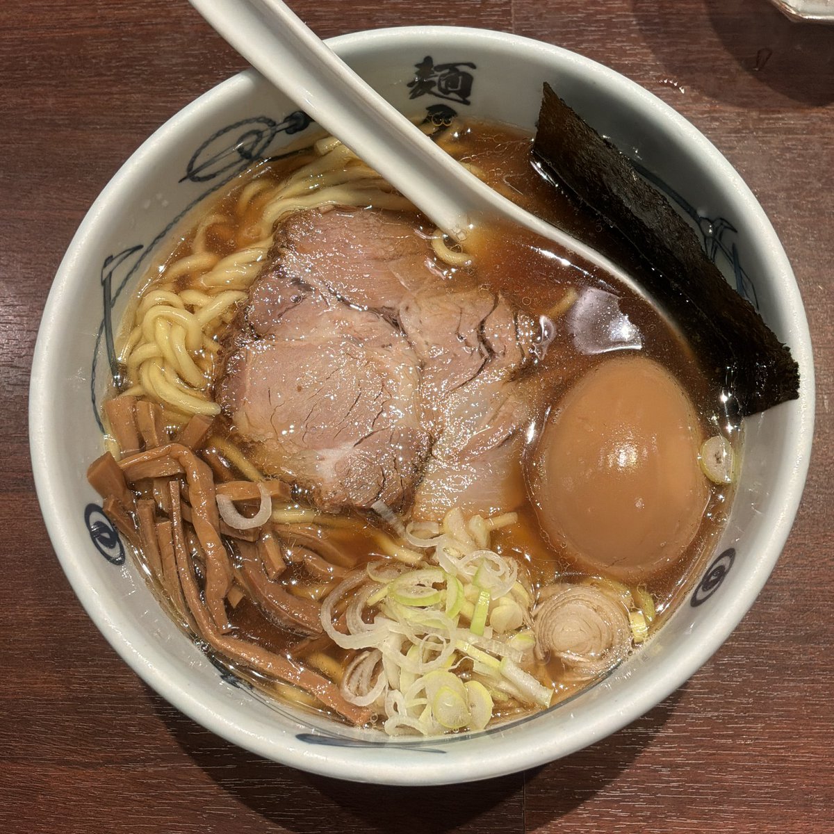 watanabejuan's tweet photo. 新宿「創始麺屋武蔵」で、創業の味 味玉ら〜麺 あっさり。10月5日〜11日の限定で、そりゃ気になるわけで、食べてきました。感想はいろいろいろいろあるので、詳しくはYouTubeで。 https://t.co/x6tRrpmOPw