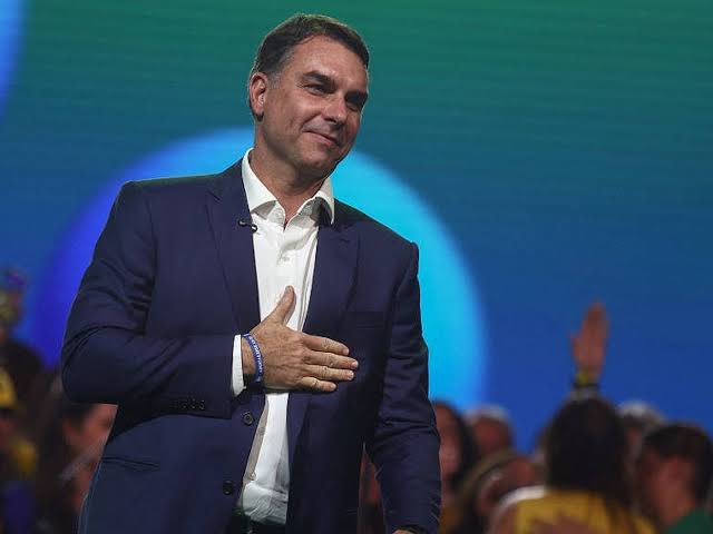 Reporter_Samuel's tweet photo. Diversos clubes brasileiros irão anunciar apoio a Flávio Bolsonaro nos próximos dias.

Entre eles estão o Flamengo, Palmeiras, Athletico-PR, Cruzeiro, Santos e Grêmio.

Internacional ainda não respondeu ao convite. https://t.co/F10QrSxmdl