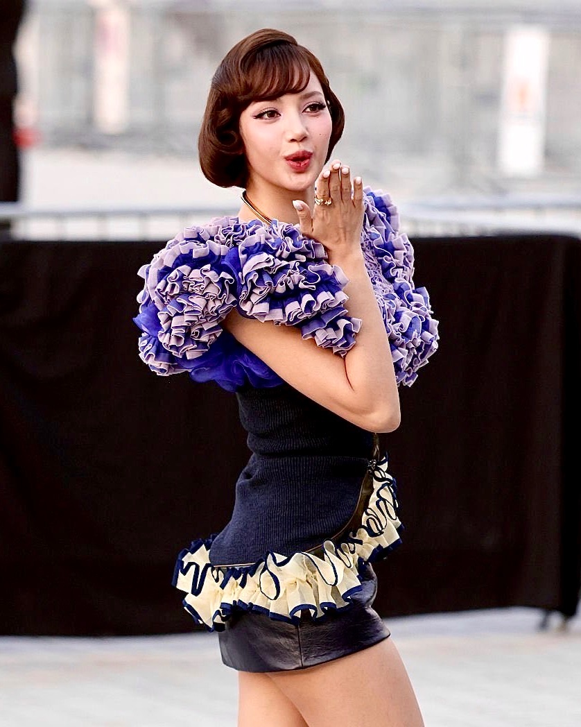 TheePopCore's tweet photo. LISA charms everyone with her effortless elegance and glamour at the Louis Vuitton show during Paris Fashion Week. https://t.co/5NjIKi8cfR