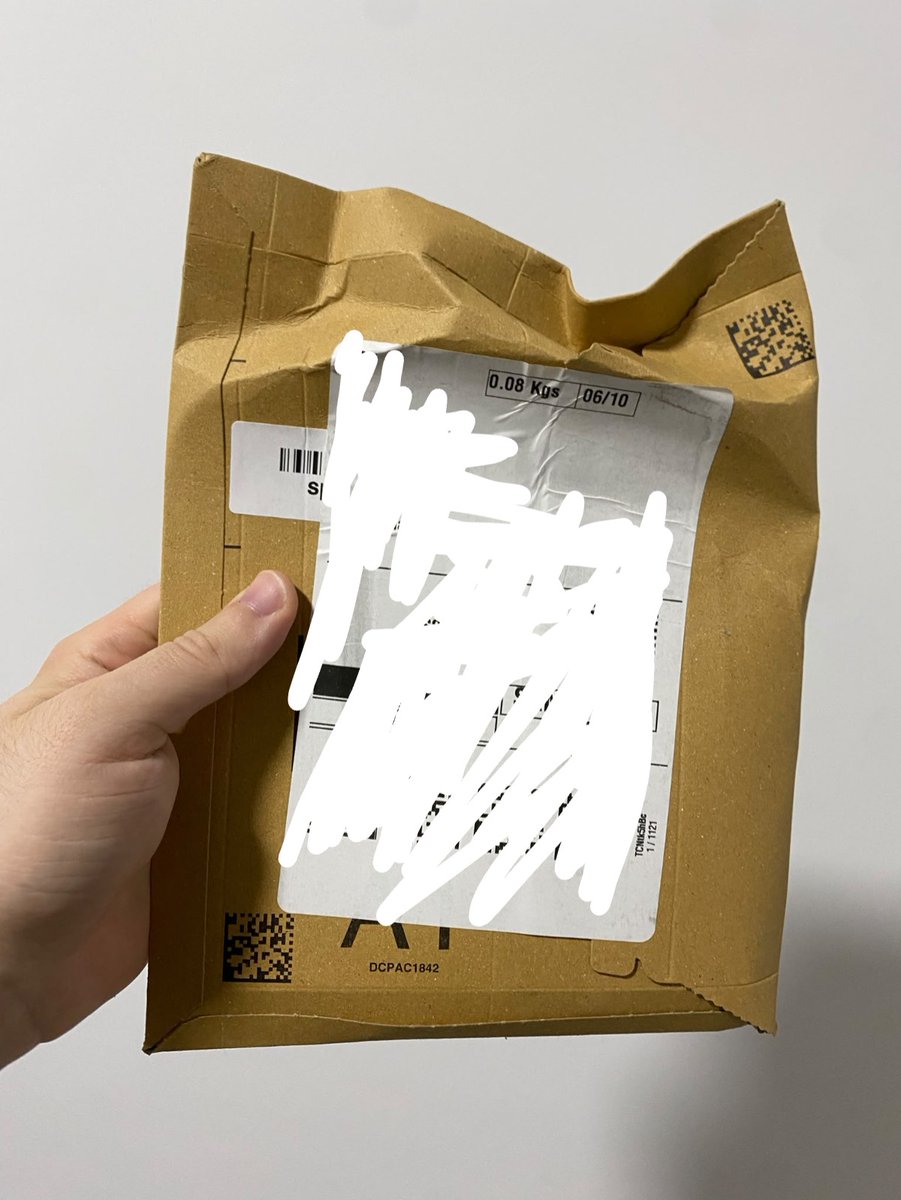 IvanForeverLife's tweet photo. La madre que parió al repartidor de @amazon @AmazonHelp 

El repartidor en vez de llamar a la puerta decide forzar el paquete en un buzón donde claramente no cabe el producto. https://t.co/klM7dXsmXY