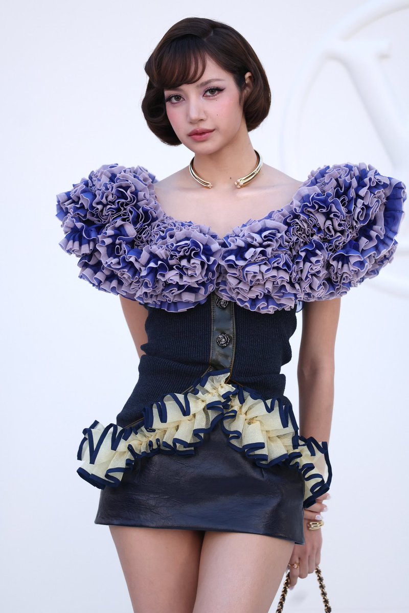 ELLEThailand's tweet photo. ลุคนี้ปัง! เปิดภาพของ LISA เฮาส์แอมบาสซาเดอร์ของ Louis Vuitton ที่เดินมาร่วมชมแฟชั่นโชว์ Louis Vuitton คอลเล็กชั่น Spring/Summer 2027 โดย Nicolas Ghesquière ที่ปารีสแฟชั่นวีควันสุดท้าย

#ELLEThailand
#LISAxLVSS27
#LVSS27 https://t.co/59KRCWqCSe