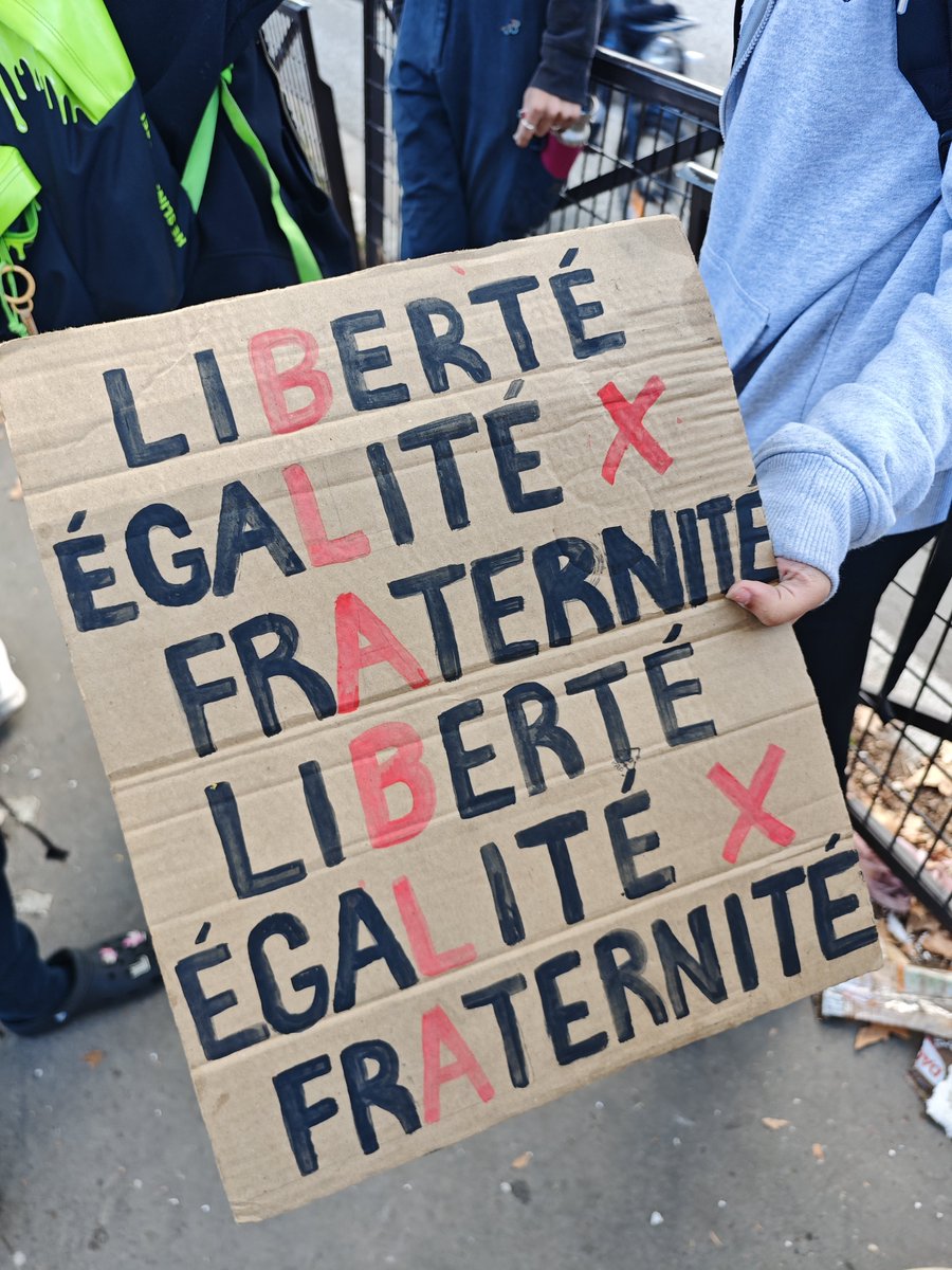 al_bonnel's tweet photo. Paris, de la porte de Clichy au cœur de la capitale. De 8 h à 18 h, j’ai suivi les manifestations et les blocages d’établissements, à la rencontre des jeunes et de ceux qui les accompagnaient.

Génération Covid. Génération des crises. Génération des guerres…

J’ai vu cette jeunesse se retrouver et demander à être entendue. Cette génération Z, souvent décrite à travers ses écrans, se révèle décidément bien plus bavarde que les caricatures ne le laissaient entendre. Elle échange, confronte ses idées et apprend à construire une pensée politique.

Parmi les jeunes de 14 à 25 ans rencontrés, plusieurs participaient, selon leurs témoignages, à leur première manifestation. Ils exprimaient leurs inquiétudes et leurs attentes dans l’espace public.

Les organisations de gauche étaient visibles. Mais où étaient les responsables de droite pour écouter ces préoccupations ?

Aux côtés des nombreux syndicats, j’ai rencontré des parents d’élèves, des associations, des enseignants, des avocats, des soignants et d’anciens parents d’élèves d’établissements parisiens. Plusieurs générations et différentes origines se côtoyaient.

Dans les témoignages recueillis, les mêmes difficultés revenaient : le manque de moyens du lycée public et des emplois du temps laissant trop peu de place au travail personnel, au repos et à la vie en dehors des cours. Des familles et des enseignants les évoquaient dans le 7ᵉ arrondissement, le centre de Paris comme en banlieue.

Réduire cette mobilisation à une jeunesse instrumentalisée, c’est ignorer ses revendications et mécontentement partagé par les adultes présents. L’engagement des militants politiques et syndicaux ne suffit pas à expliquer celui de l’ensemble des participants.