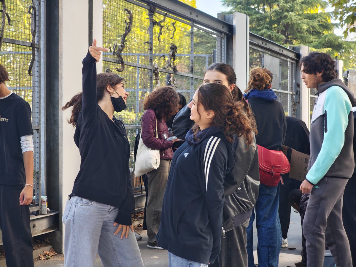 al_bonnel's tweet photo. Paris, de la porte de Clichy au cœur de la capitale. De 8 h à 18 h, j’ai suivi les manifestations et les blocages d’établissements, à la rencontre des jeunes et de ceux qui les accompagnaient.

Génération Covid. Génération des crises. Génération des guerres…

J’ai vu cette jeunesse se retrouver et demander à être entendue. Cette génération Z, souvent décrite à travers ses écrans, se révèle décidément bien plus bavarde que les caricatures ne le laissaient entendre. Elle échange, confronte ses idées et apprend à construire une pensée politique.

Parmi les jeunes de 14 à 25 ans rencontrés, plusieurs participaient, selon leurs témoignages, à leur première manifestation. Ils exprimaient leurs inquiétudes et leurs attentes dans l’espace public.

Les organisations de gauche étaient visibles. Mais où étaient les responsables de droite pour écouter ces préoccupations ?

Aux côtés des nombreux syndicats, j’ai rencontré des parents d’élèves, des associations, des enseignants, des avocats, des soignants et d’anciens parents d’élèves d’établissements parisiens. Plusieurs générations et différentes origines se côtoyaient.

Dans les témoignages recueillis, les mêmes difficultés revenaient : le manque de moyens du lycée public et des emplois du temps laissant trop peu de place au travail personnel, au repos et à la vie en dehors des cours. Des familles et des enseignants les évoquaient dans le 7ᵉ arrondissement, le centre de Paris comme en banlieue.

Réduire cette mobilisation à une jeunesse instrumentalisée, c’est ignorer ses revendications et mécontentement partagé par les adultes présents. L’engagement des militants politiques et syndicaux ne suffit pas à expliquer celui de l’ensemble des participants.