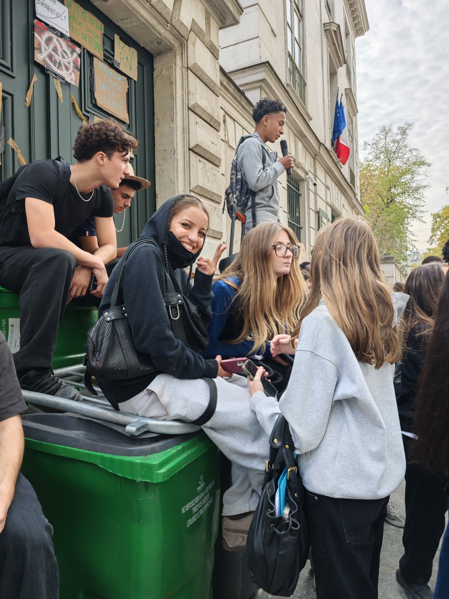 al_bonnel's tweet photo. Paris, de la porte de Clichy au cœur de la capitale. De 8 h à 18 h, j’ai suivi les manifestations et les blocages d’établissements, à la rencontre des jeunes et de ceux qui les accompagnaient.

Génération Covid. Génération des crises. Génération des guerres…

J’ai vu cette jeunesse se retrouver et demander à être entendue. Cette génération Z, souvent décrite à travers ses écrans, se révèle décidément bien plus bavarde que les caricatures ne le laissaient entendre. Elle échange, confronte ses idées et apprend à construire une pensée politique.

Parmi les jeunes de 14 à 25 ans rencontrés, plusieurs participaient, selon leurs témoignages, à leur première manifestation. Ils exprimaient leurs inquiétudes et leurs attentes dans l’espace public.

Les organisations de gauche étaient visibles. Mais où étaient les responsables de droite pour écouter ces préoccupations ?

Aux côtés des nombreux syndicats, j’ai rencontré des parents d’élèves, des associations, des enseignants, des avocats, des soignants et d’anciens parents d’élèves d’établissements parisiens. Plusieurs générations et différentes origines se côtoyaient.

Dans les témoignages recueillis, les mêmes difficultés revenaient : le manque de moyens du lycée public et des emplois du temps laissant trop peu de place au travail personnel, au repos et à la vie en dehors des cours. Des familles et des enseignants les évoquaient dans le 7ᵉ arrondissement, le centre de Paris comme en banlieue.

Réduire cette mobilisation à une jeunesse instrumentalisée, c’est ignorer ses revendications et mécontentement partagé par les adultes présents. L’engagement des militants politiques et syndicaux ne suffit pas à expliquer celui de l’ensemble des participants.