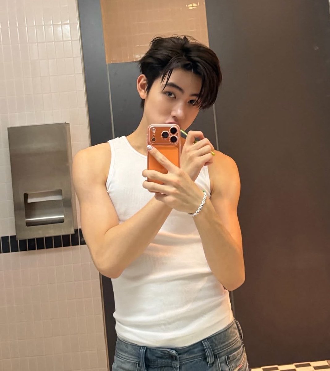 cortisrecords's tweet photo. “i live for his toothbrush photos”
🦊: i know
🐶 &amp; 🐕‍🦺: you know?!?
🦅: get out

seonghyeon probably has a “the hos gon love this” moment before he posts these selcas 😭😭 https://t.co/5eipzdBnBf