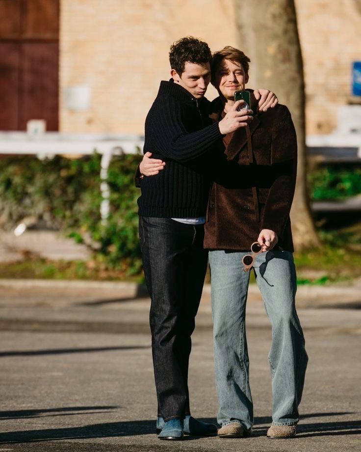 lvijeo's tweet photo. josh o’connor &amp; joe alwyn 😭 https://t.co/JAXXDnBrYf