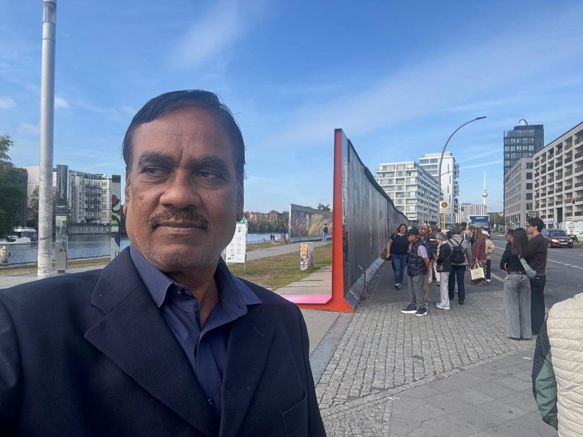 rajavasdev_raja's tweet photo. ஜெர்மனியில் பெர்லின் சுவர் அருகில் …  

கிழக்கு ஜெர்மனி, மேற்கு ஜெர்மனி என்று நாட்டை இரண்டாக பிரிப்பதற்காக கட்டப்பட்டிருந்த சுவரின் மிச்சம் இது. https://t.co/mYSsSqWUpN