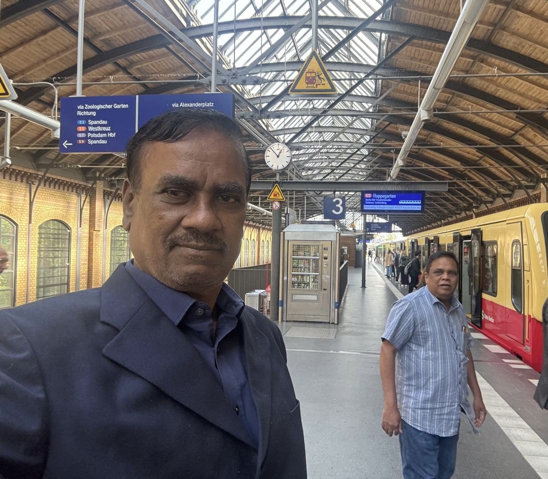 rajavasdev_raja's tweet photo. ஜெர்மனியில் பெர்லின் சுவர் அருகில் …  

கிழக்கு ஜெர்மனி, மேற்கு ஜெர்மனி என்று நாட்டை இரண்டாக பிரிப்பதற்காக கட்டப்பட்டிருந்த சுவரின் மிச்சம் இது. https://t.co/mYSsSqWUpN
