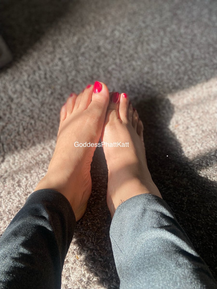GoddessPhattKat's tweet photo. Flat-footed like the Flinstones🤭

#feet #feetfetısh #footfetısh #feetworshi̇p https://t.co/kLNCpRzu3L