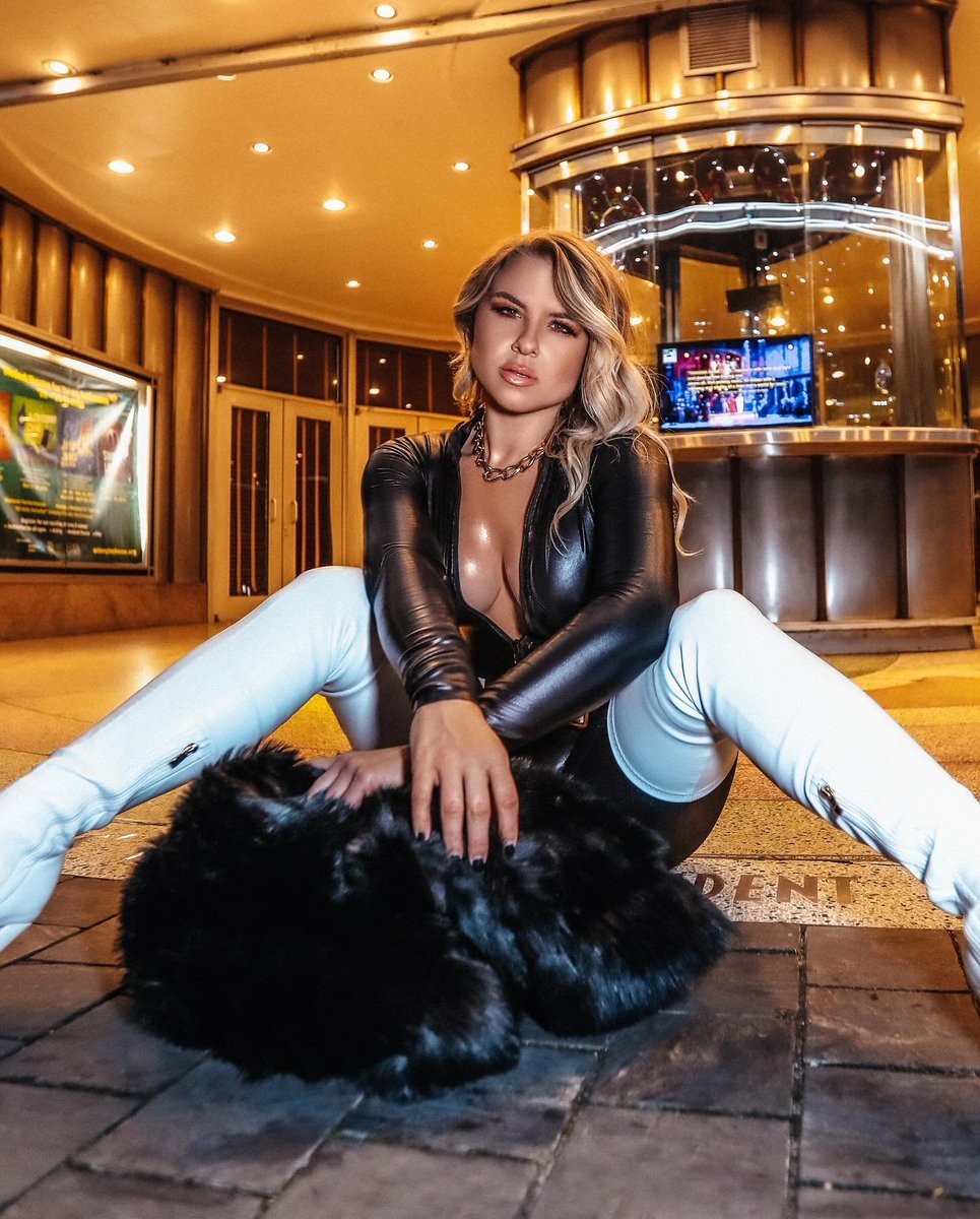 Shiny_Models's tweet photo. Motley Monroe 🖤✨😸 #leather #catsuit #blonde #leathercatsuit #motleymonroe https://t.co/1x3ue6YeVl