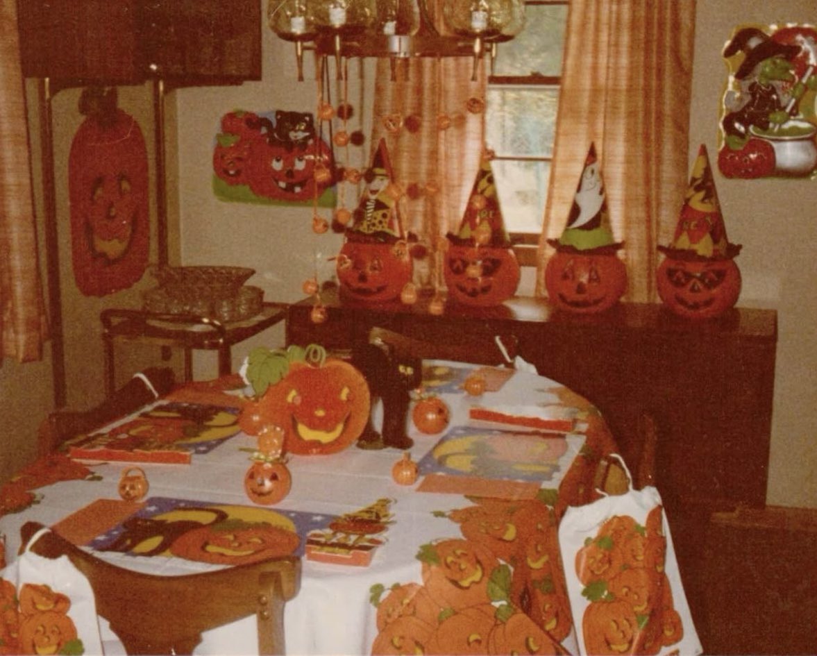 spookyxxboobs's tweet photo. we should go back to doing halloween like this https://t.co/TqPS67gsrM
