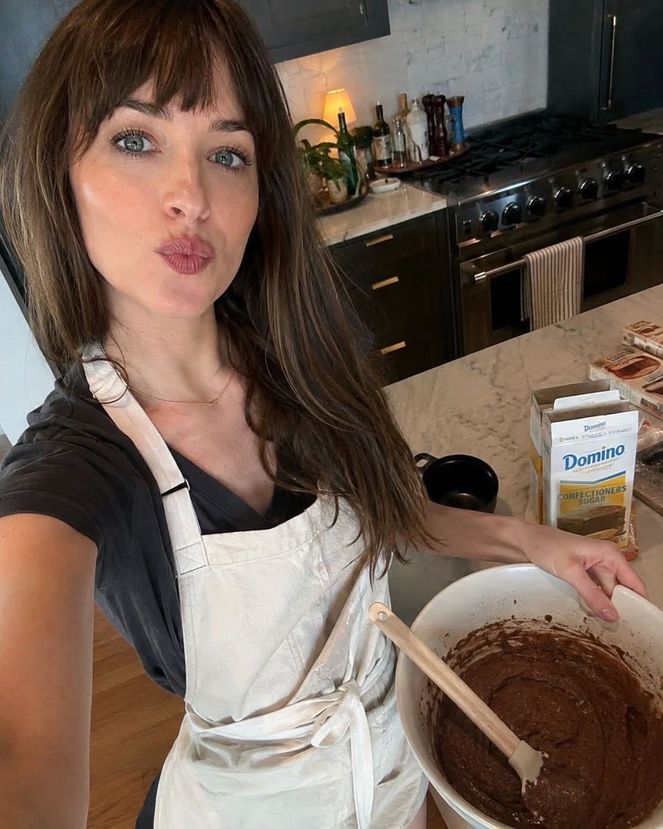 allstadoms's tweet photo. Dakota Johnson. A sweet is making another sweet. 🍫 https://t.co/xXOz7sw6Qn