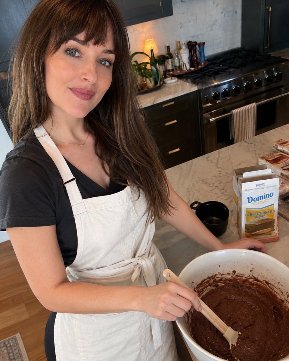 allstadoms's tweet photo. Dakota Johnson. A sweet is making another sweet. 🍫 https://t.co/xXOz7sw6Qn