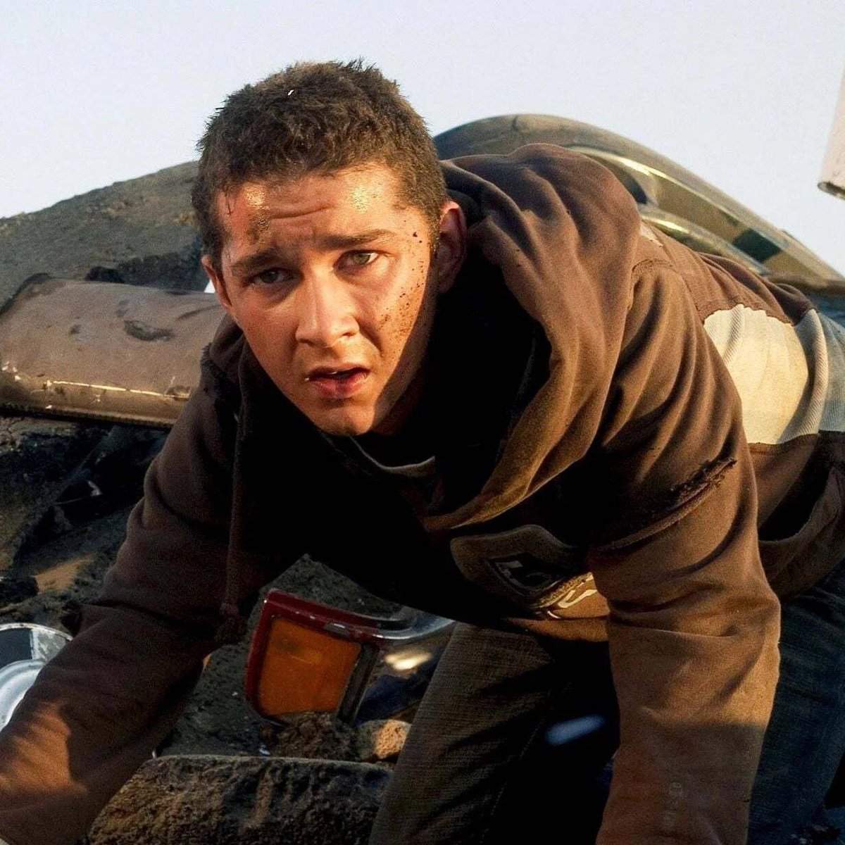 CoveredGeekly's tweet photo. Michael Bay is in talks to direct a new Transformers movie

Shia LaBeouf recently seemingly teased that he's "working" on returning to the franchise as Sam Witwicky

(via @PageSix / Steel City Con) https://t.co/xay0741Bdo