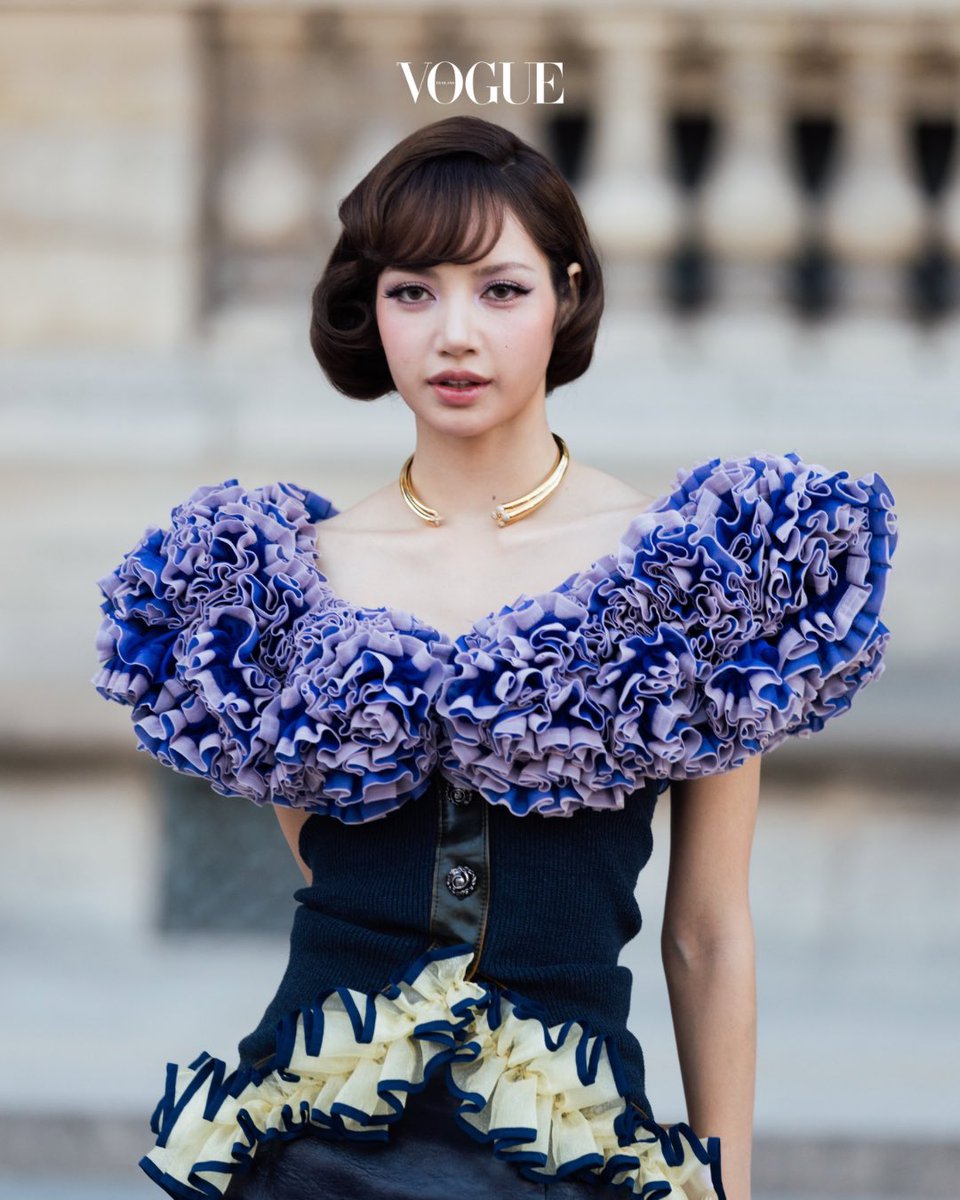 VogueThailand's tweet photo. #VogueFashionWeek เปิดภาพ ‘ลิซ่า-ลลิษา มโนบาล’ หนึ่งในเฮาส์แอมบาสเดอร์ของ Louis Vuitton @LouisVuitton ที่ปรากฏตัวในชุดจากคอลเล็กชั่นครูส 2027 ณ Cour Carrée du Louvre เพื่อร่วมชมโชว์คอลเล็กชั่นฤดูใบไม้ผลิ/ฤดูร้อน 2027 #LouisVuitton #LVSS27 #LISAxLVSS27

Photo: Daan Sachdev https://t.co/e8vvKr1ZbG