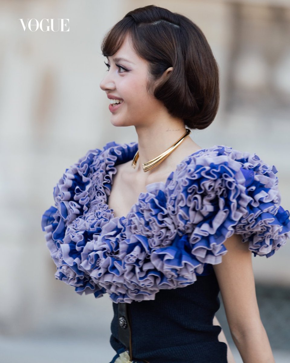 VogueThailand's tweet photo. #VogueFashionWeek เปิดภาพ ‘ลิซ่า-ลลิษา มโนบาล’ หนึ่งในเฮาส์แอมบาสเดอร์ของ Louis Vuitton @LouisVuitton ที่ปรากฏตัวในชุดจากคอลเล็กชั่นครูส 2027 ณ Cour Carrée du Louvre เพื่อร่วมชมโชว์คอลเล็กชั่นฤดูใบไม้ผลิ/ฤดูร้อน 2027 #LouisVuitton #LVSS27 #LISAxLVSS27

Photo: Daan Sachdev https://t.co/e8vvKr1ZbG