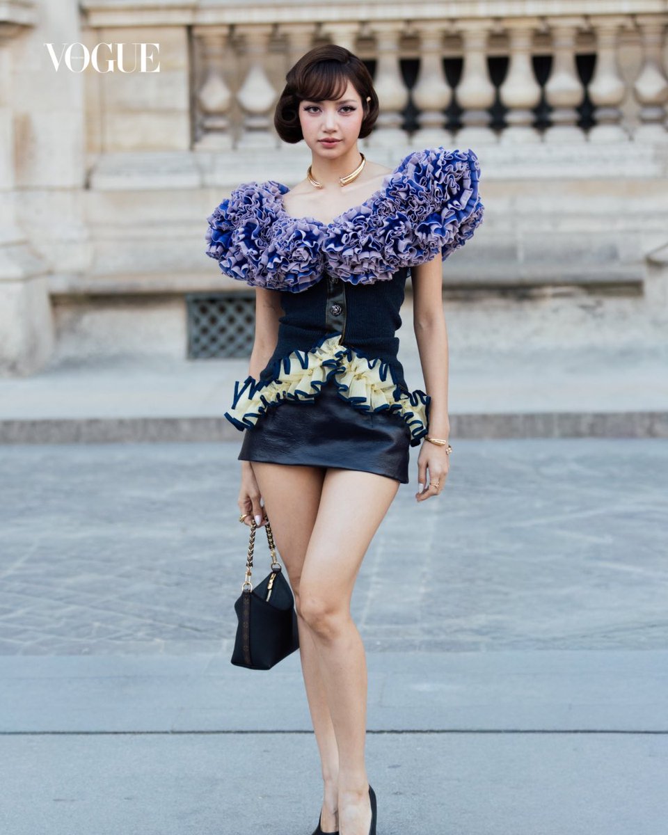 VogueThailand's tweet photo. #VogueFashionWeek เปิดภาพ ‘ลิซ่า-ลลิษา มโนบาล’ หนึ่งในเฮาส์แอมบาสเดอร์ของ Louis Vuitton @LouisVuitton ที่ปรากฏตัวในชุดจากคอลเล็กชั่นครูส 2027 ณ Cour Carrée du Louvre เพื่อร่วมชมโชว์คอลเล็กชั่นฤดูใบไม้ผลิ/ฤดูร้อน 2027 #LouisVuitton #LVSS27 #LISAxLVSS27

Photo: Daan Sachdev https://t.co/e8vvKr1ZbG