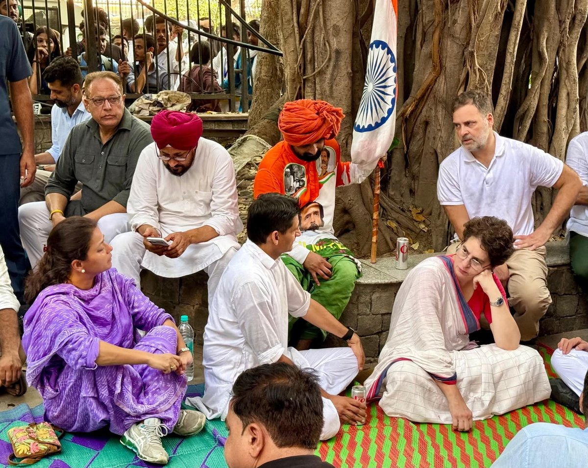 simran_dhyawana's tweet photo. लोकतंत्र और संविधान की रक्षा के लिए 
जनता के अधिकारों की रक्षा के लिए 

सत्याग्रह जारी है। 🇮🇳
@RahulGandhi https://t.co/gOqrsGfN5o