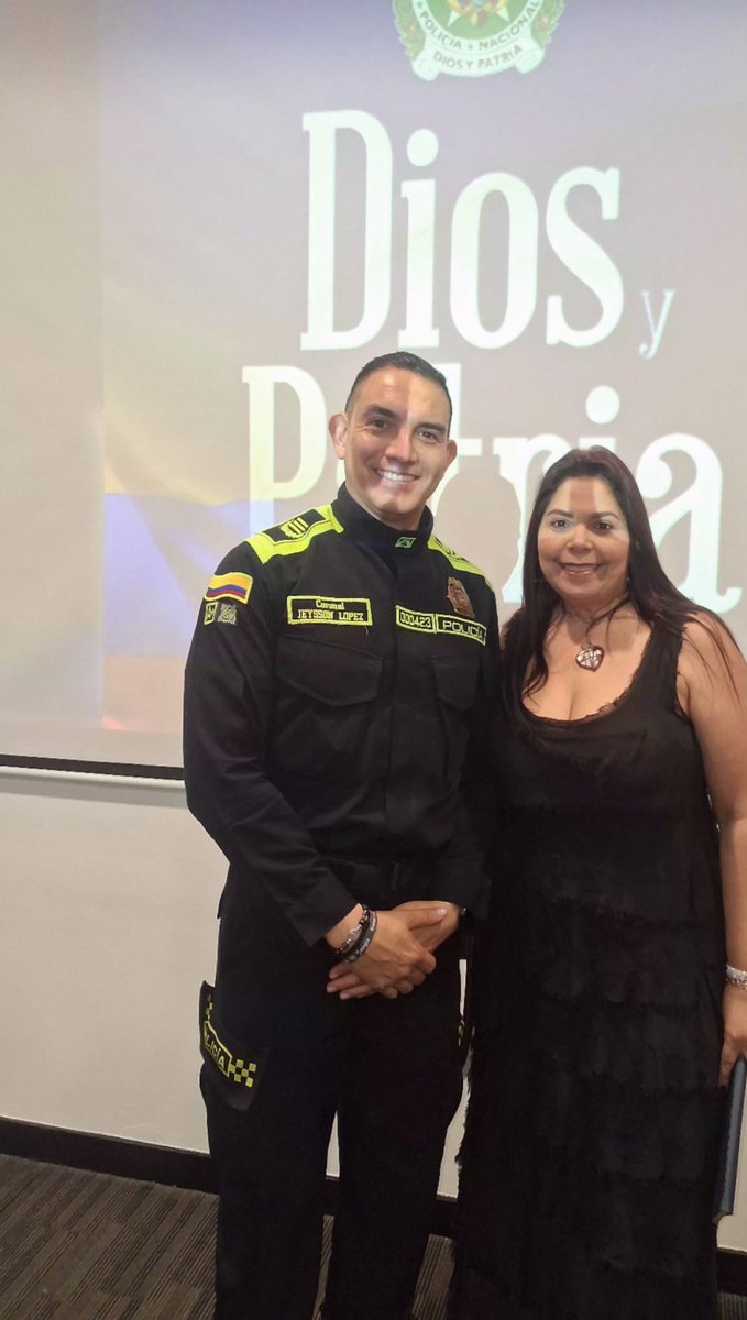 ASOCIESM's tweet photo. La invitación es a disfrutar con tranquilidad la semana de receso en #SantaMarta fueron las palabras del nuevo comandante  @PoliciaStaMarta Coronel Jeyson Haird Lopez durante la reunión con gremios y empresarios. 
#SeguridadParaTodos
#TurismoSeguro https://t.co/k9lonZ2GWD